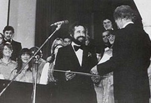 Миховил Логар предаје плакету савеза компзитора Југославије хору "Иво Лола Рибар" 1974. године 